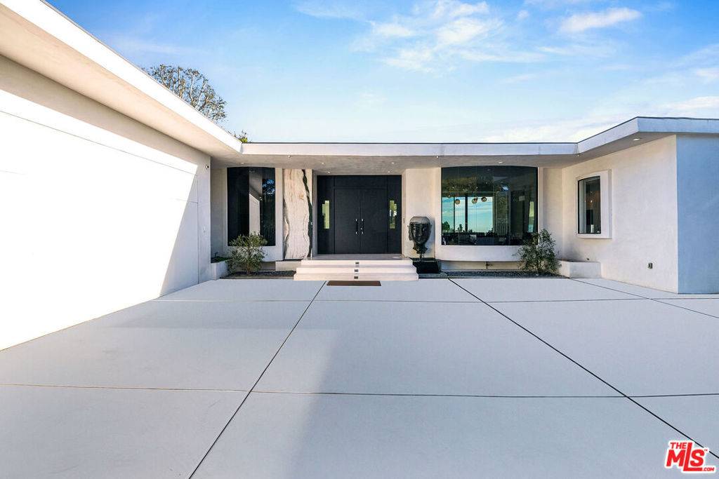 Beverly Hills, CA 90210,555 CHALETTE DR