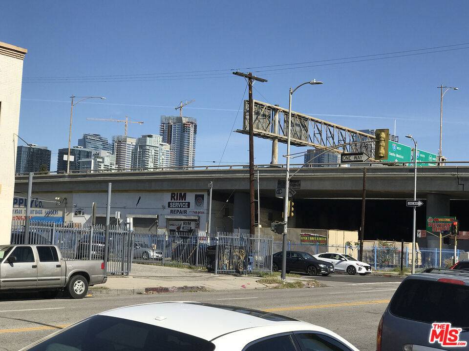 Los Angeles, CA 90015,215 E Washington BLVD