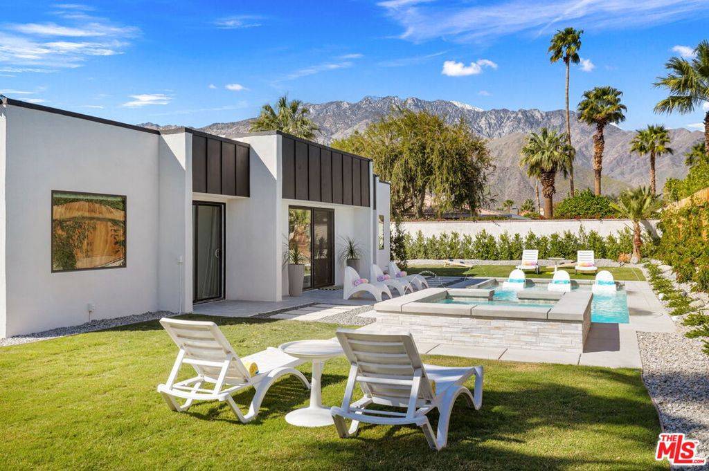 Palm Springs, CA 92262,1422 E Vista Chino