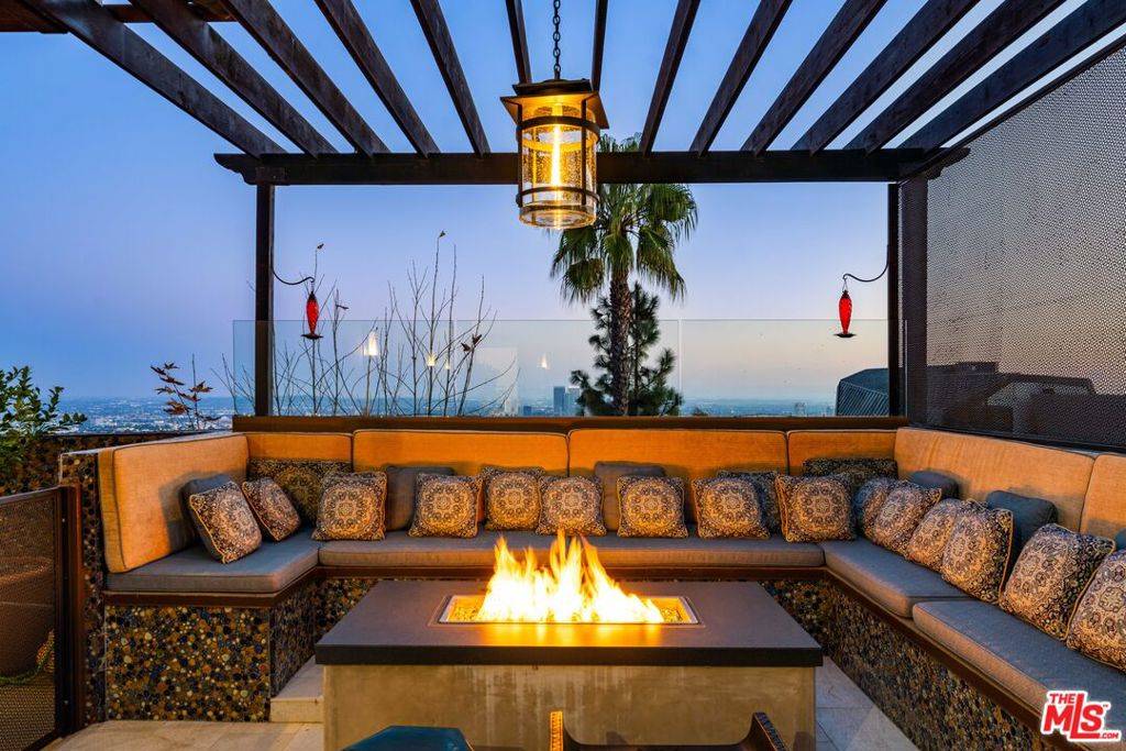 Beverly Hills, CA 90210,1380 Summitridge PL