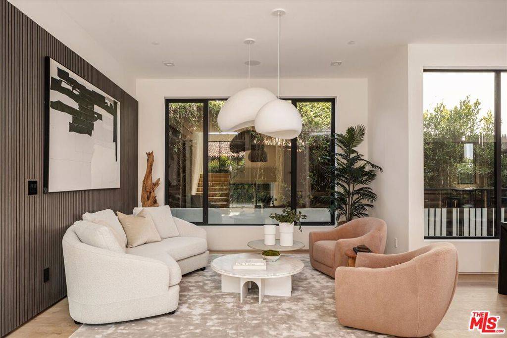 Pacific Palisades, CA 90272,15305 De Pauw ST