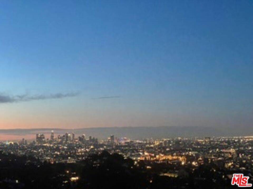 Los Angeles, CA 90068,2630 Creston DR