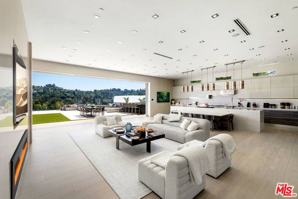 Beverly Hills, CA 90210,2620 Wallingford DR