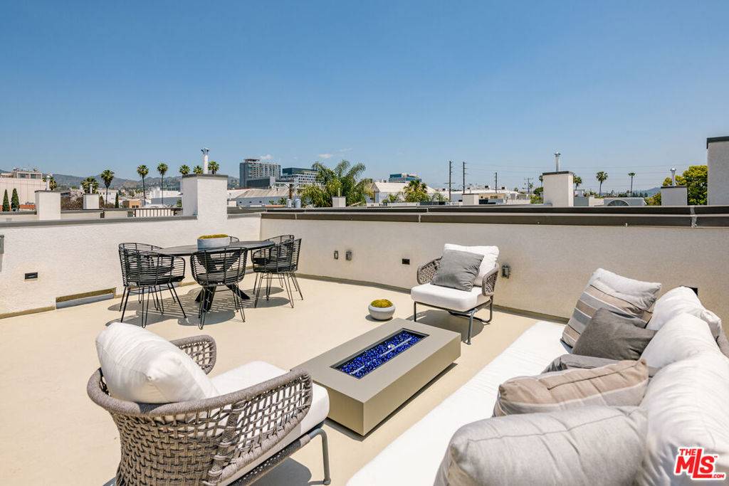 Los Angeles, CA 90038,6117 Marbella PL