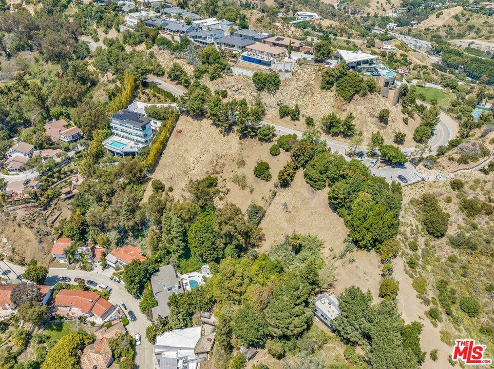 Los Angeles, CA 90068,7060 W Mulholland DR