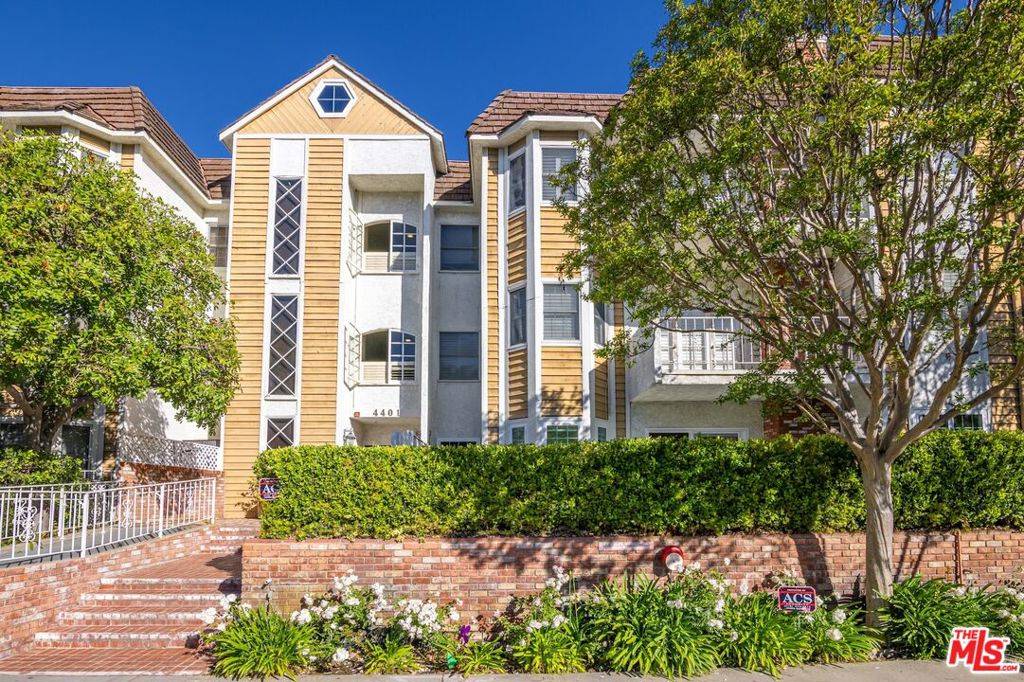 Toluca Lake, CA 91602,4401 Moorpark WAY #107