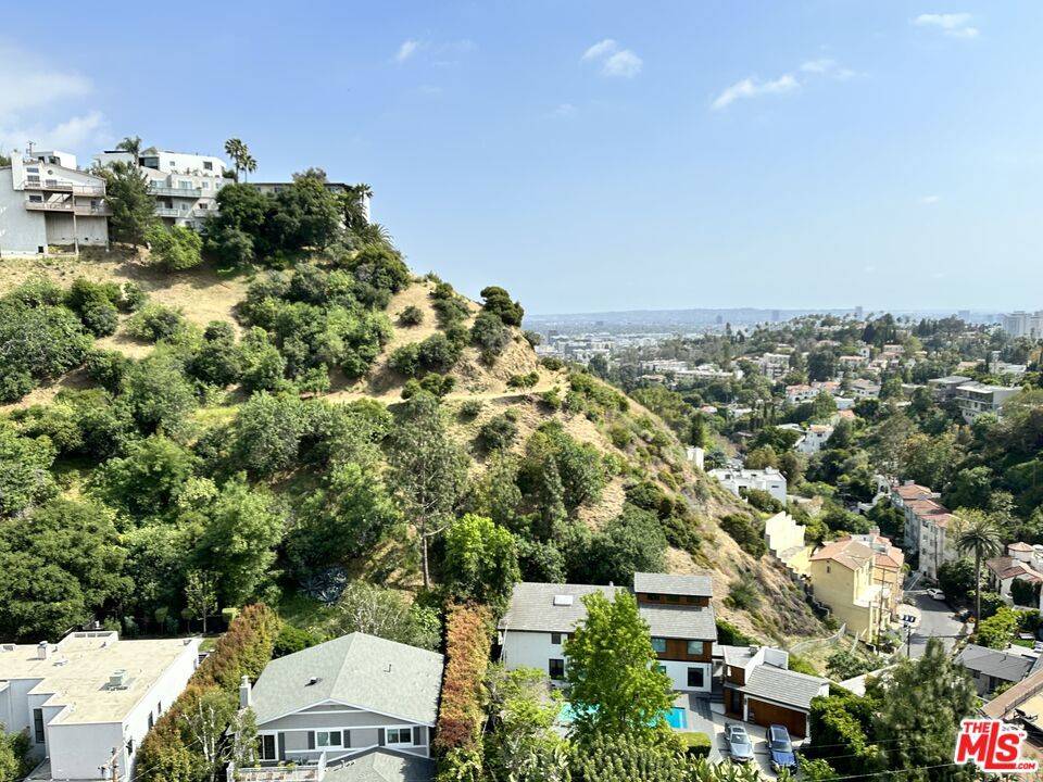 Los Angeles, CA 90068,6439 W La Rocha DR