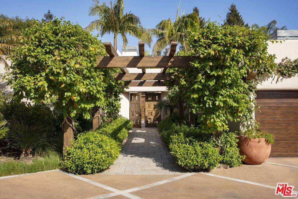 Montecito, CA 93108,890 Park LN
