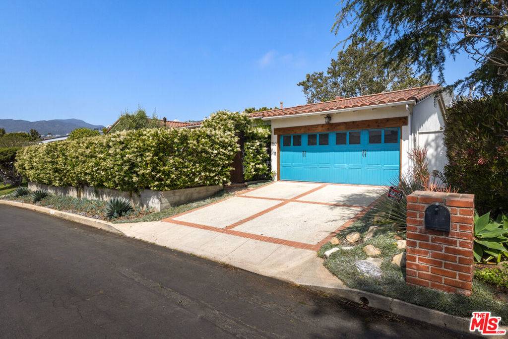 Pacific Palisades, CA 90272,360 Aderno WAY