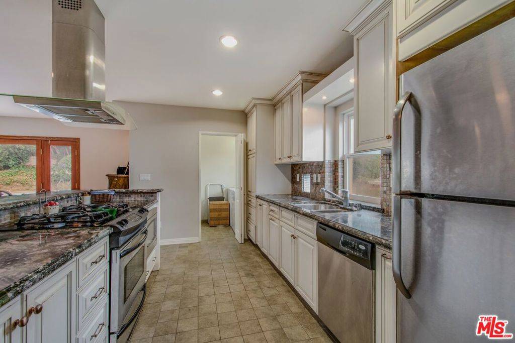 Los Angeles, CA 90043,5038 Inadale AVE