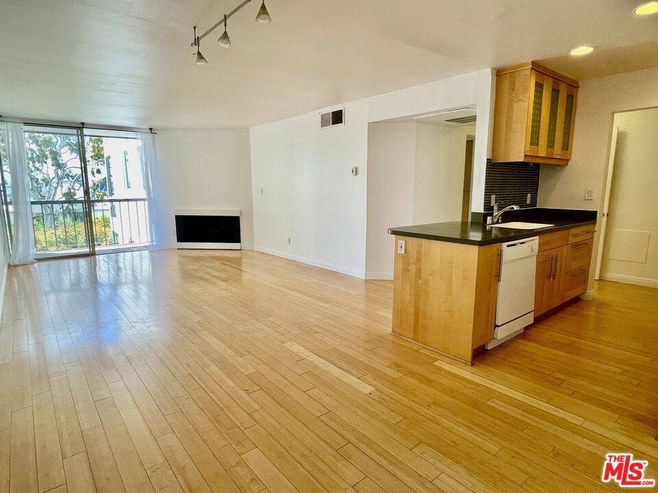 West Hollywood, CA 90069,8530 Holloway DR #324