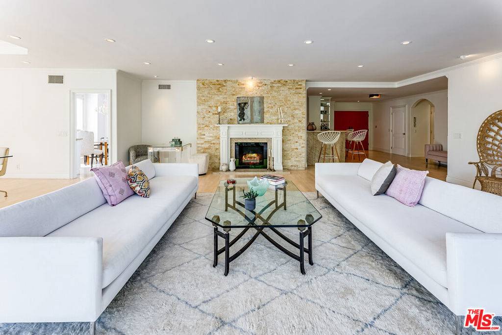 Beverly Hills, CA 90210,339 N Palm DR #202