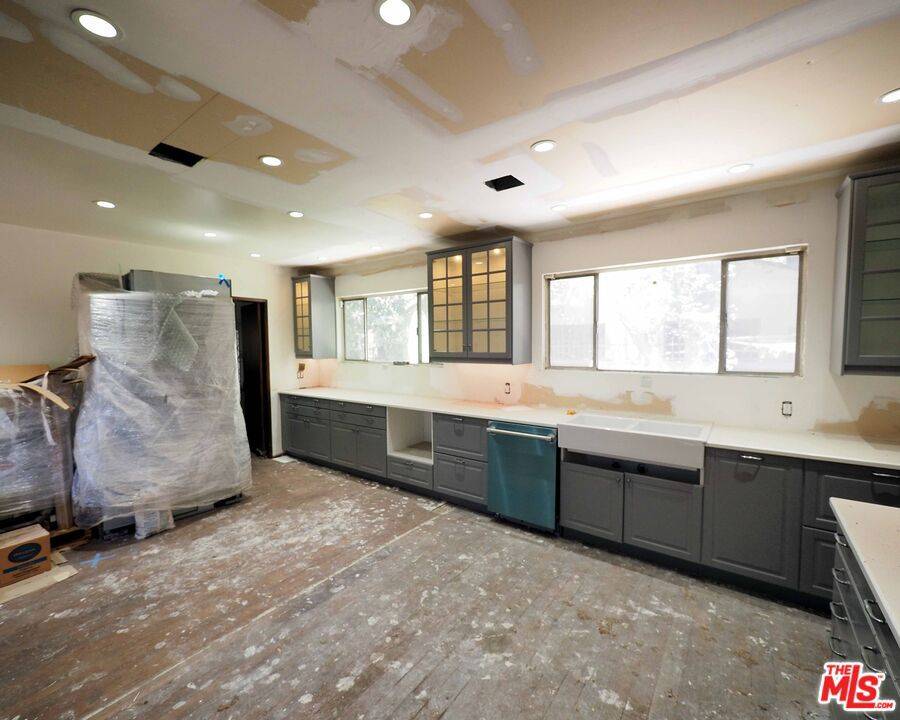 Los Angeles, CA 90048,742 Schumacher DR