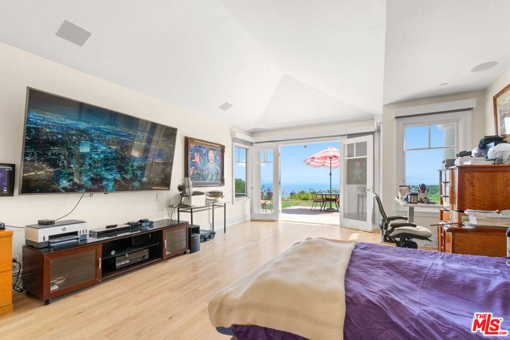 Pacific Palisades, CA 90272,18044 Sandy Cape DR