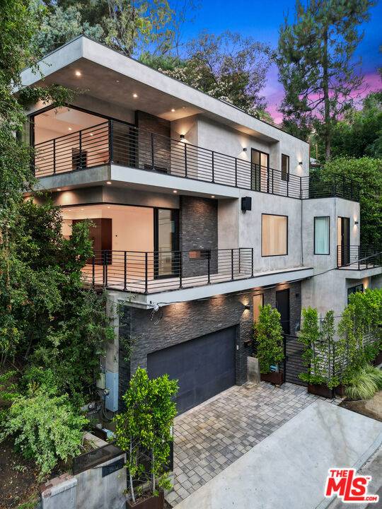 Los Angeles, CA 90046,8029 Willow Glen RD