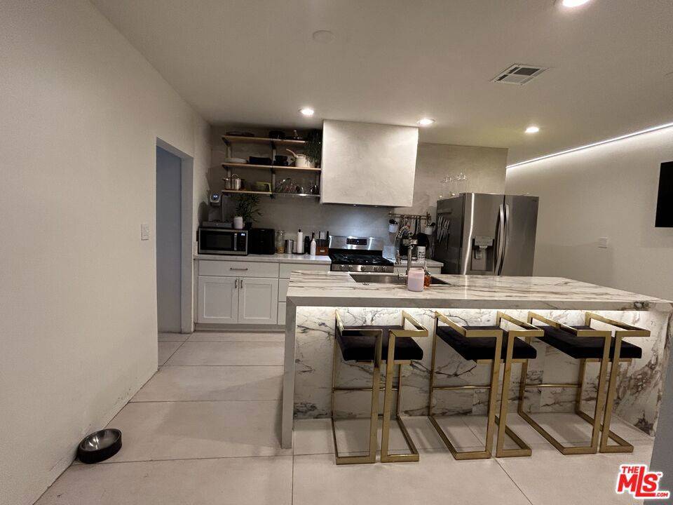 Los Angeles, CA 90036,641 N Vista ST