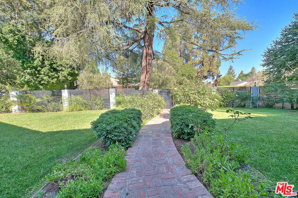 Northridge, CA 91324,9701 Aura AVE