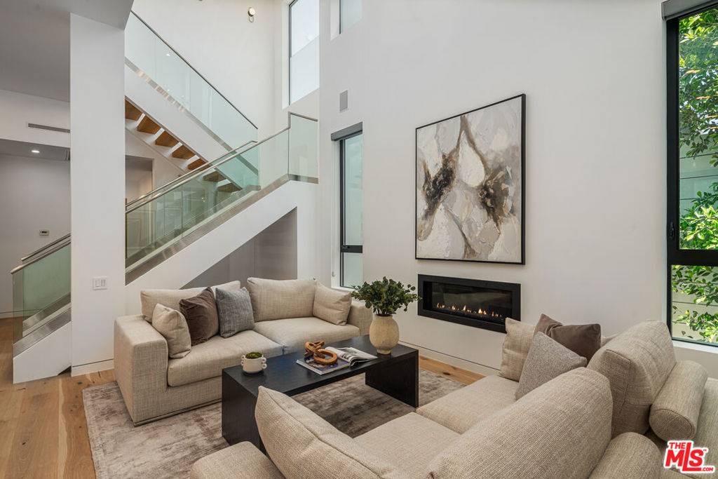 Los Angeles, CA 90048,534 N La Jolla AVE