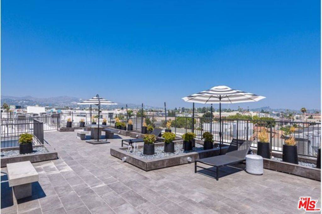 Los Angeles, CA 90004,518 N Gramercy PL #304