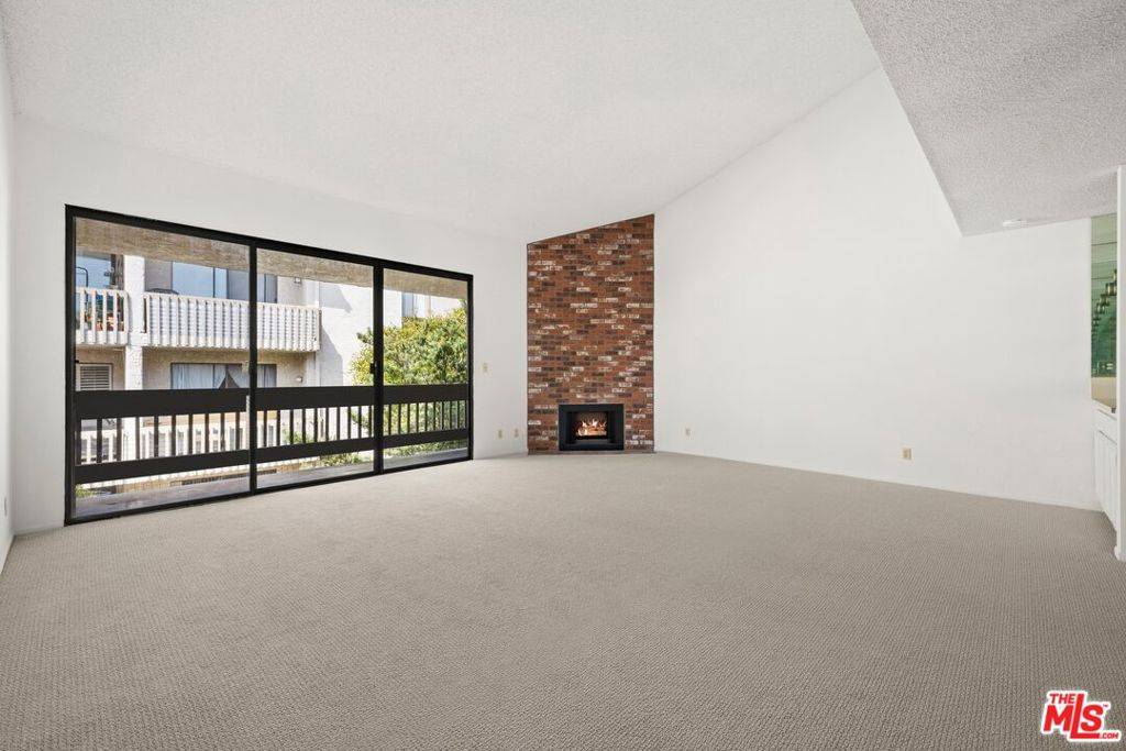 Pacific Palisades, CA 90272,15330 Albright ST #303