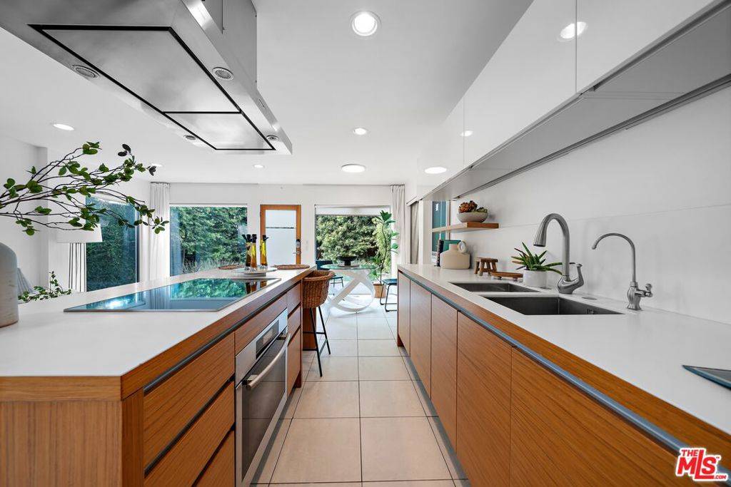Venice, CA 90291,330 Venice WAY