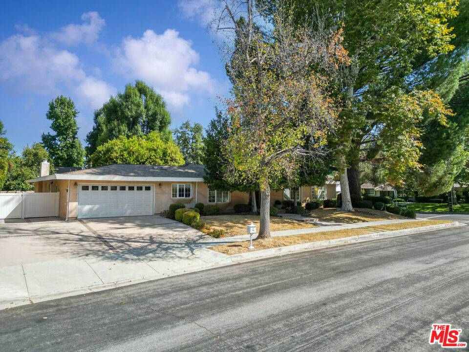 Woodland Hills, CA 91364,20703 Quedo DR