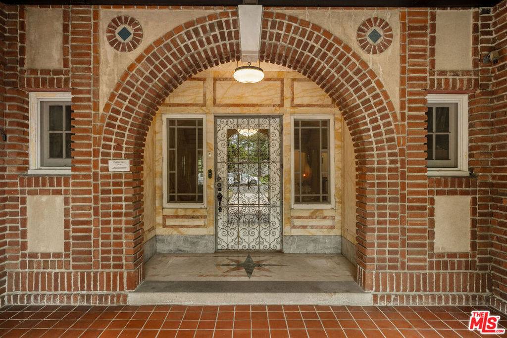 Los Angeles, CA 90019,1130 Westchester PL