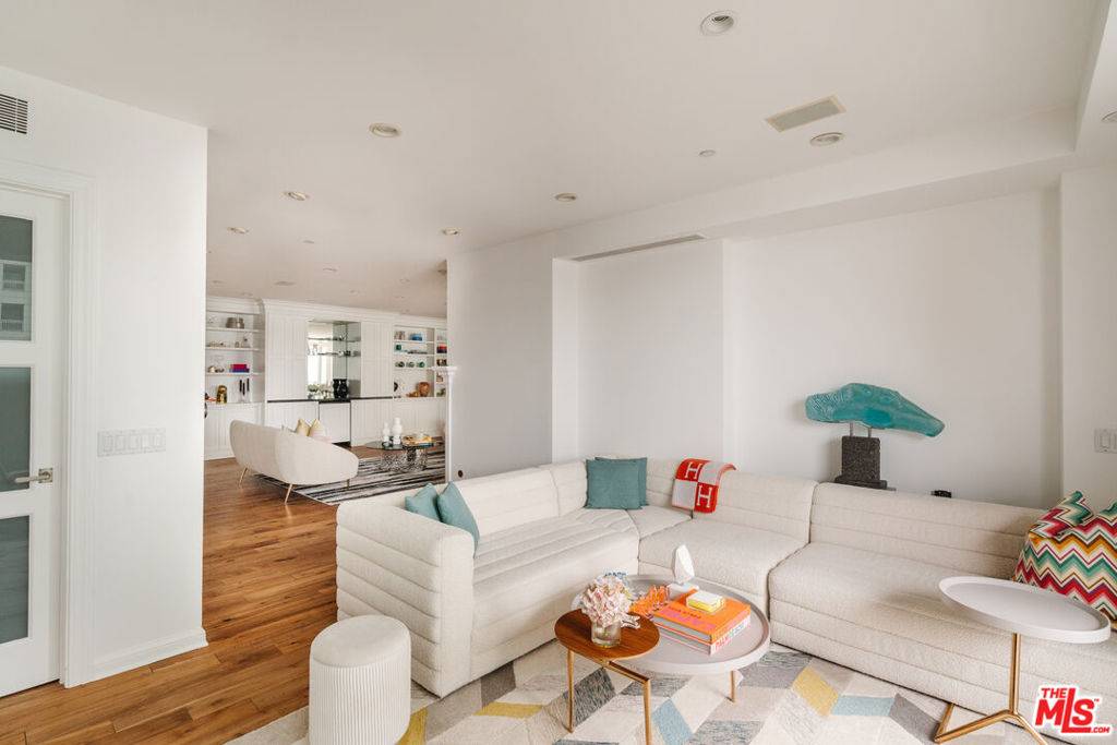 Los Angeles, CA 90024,10375 Wilshire BLVD #11H