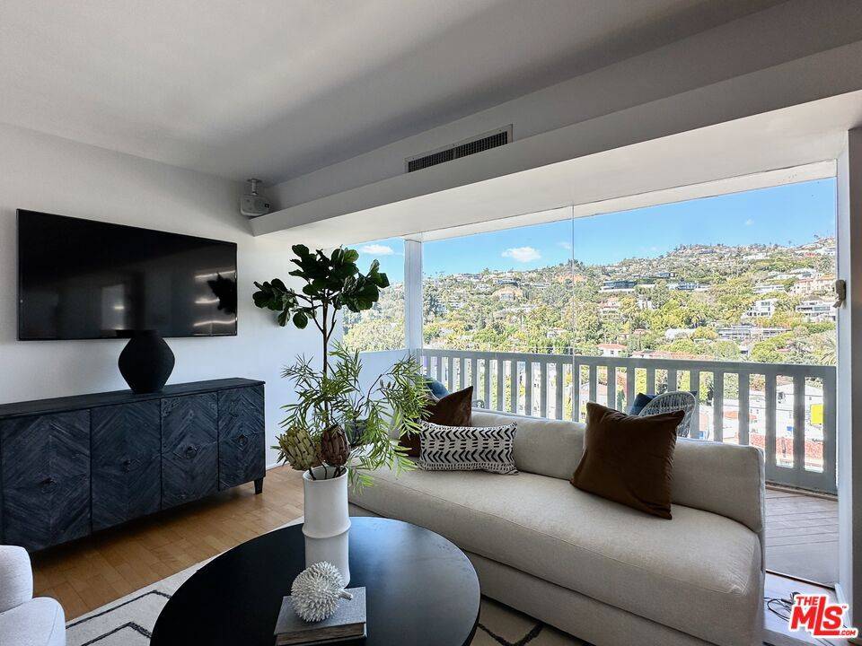 West Hollywood, CA 90069,999 N Doheny DR #Ph3-4