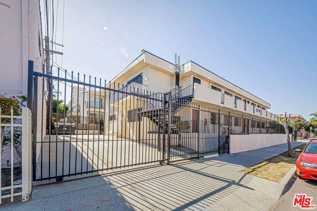 Los Angeles, CA 90019,940 S Gramercy PL