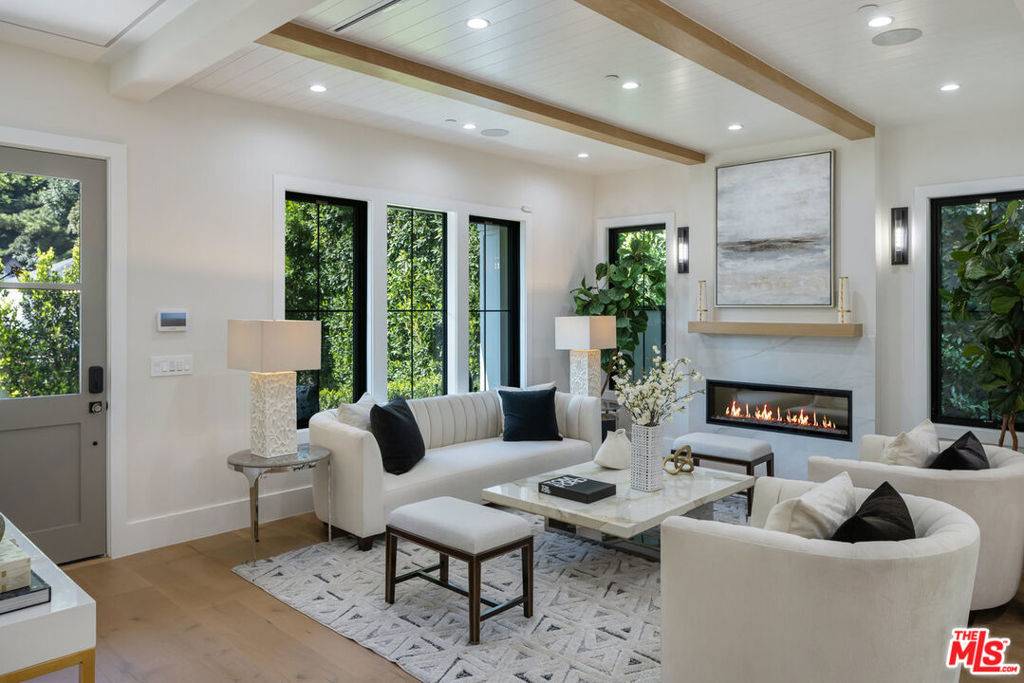 Beverly Hills, CA 90210,1534 N Beverly DR