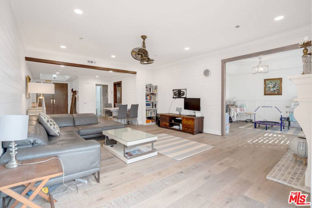Beverly Hills, CA 90211,125 N Gale DR #205