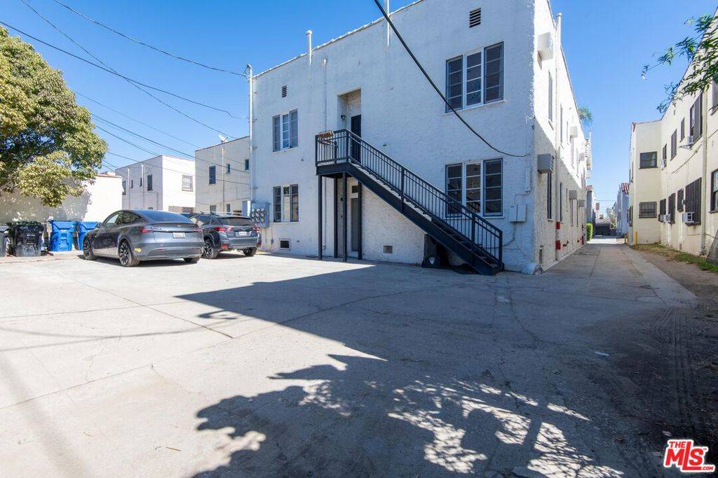 Los Angeles, CA 90036,409 N Genesee AVE