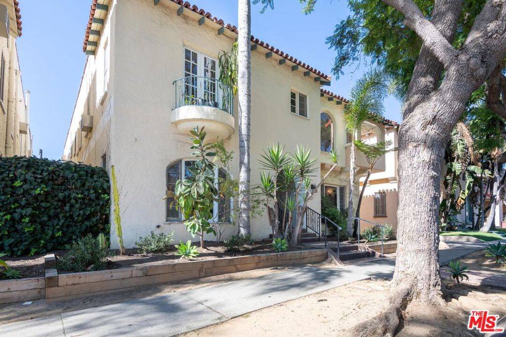 Los Angeles, CA 90036,415 N Genesee AVE