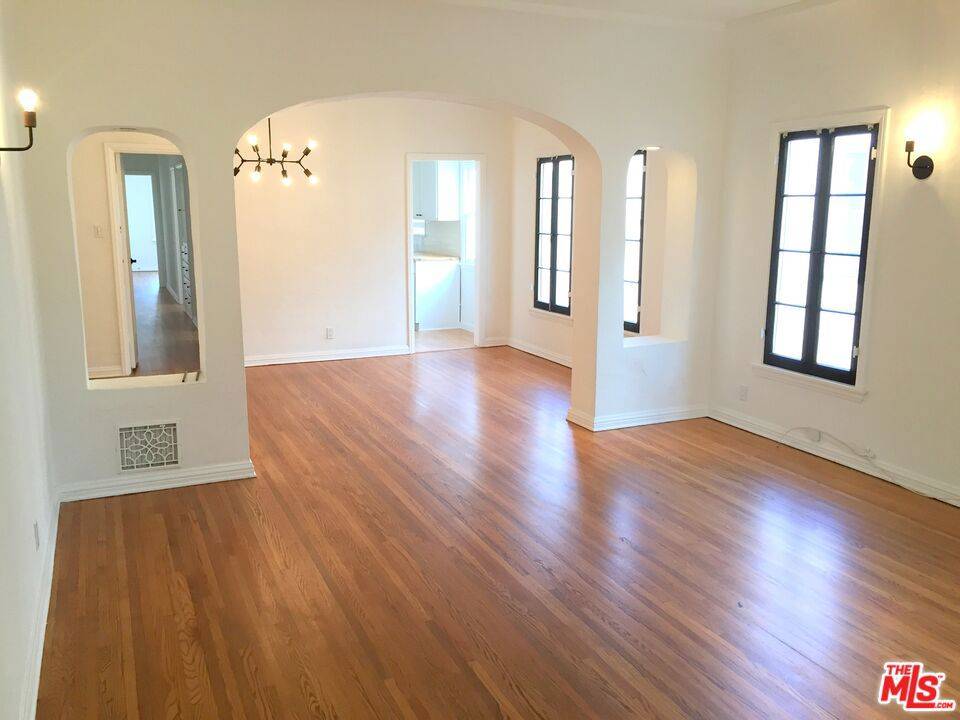 Los Angeles, CA 90036,415 N Genesee AVE