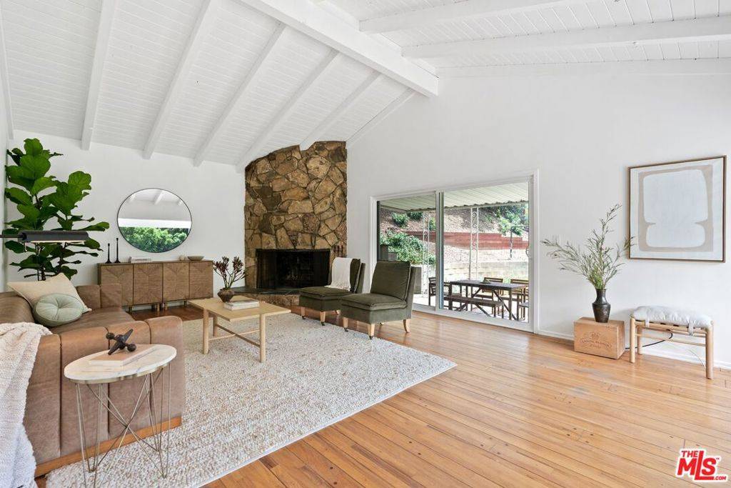 Los Angeles, CA 90049,3908 Mandeville Canyon RD