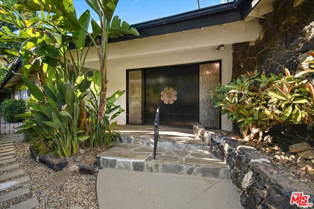 Sherman Oaks, CA 91403,15451 Longbow DR