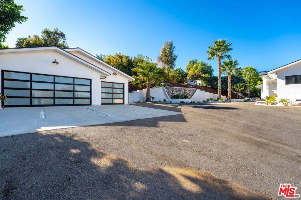 Tarzana, CA 91356,19536 Wells DR