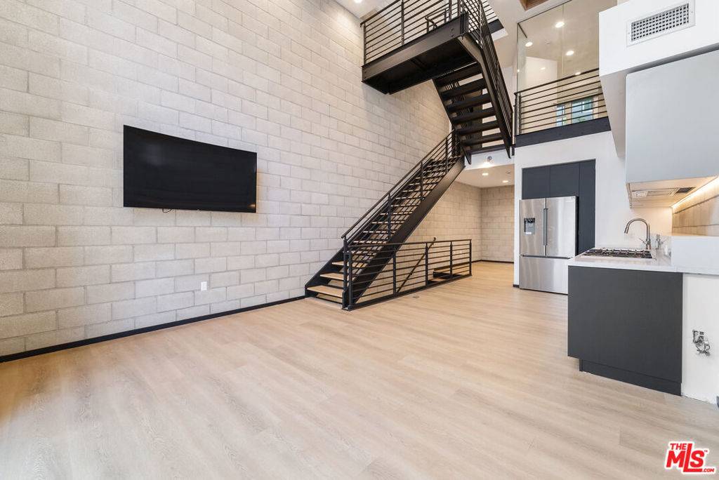 Los Angeles, CA 90068,3450 Cahuenga BLVD #411