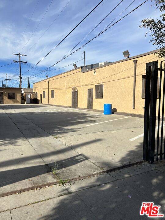 Los Angeles, CA 90003,6611 S San Pedro ST