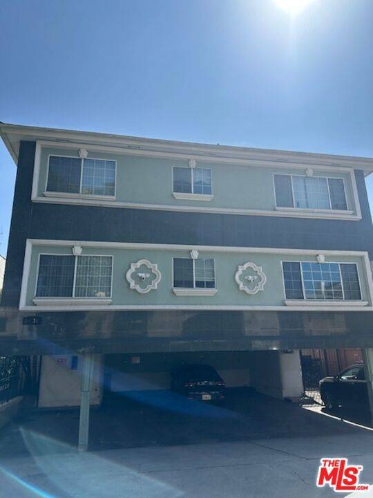 Los Angeles, CA 90048,8436 Blackburn AVE