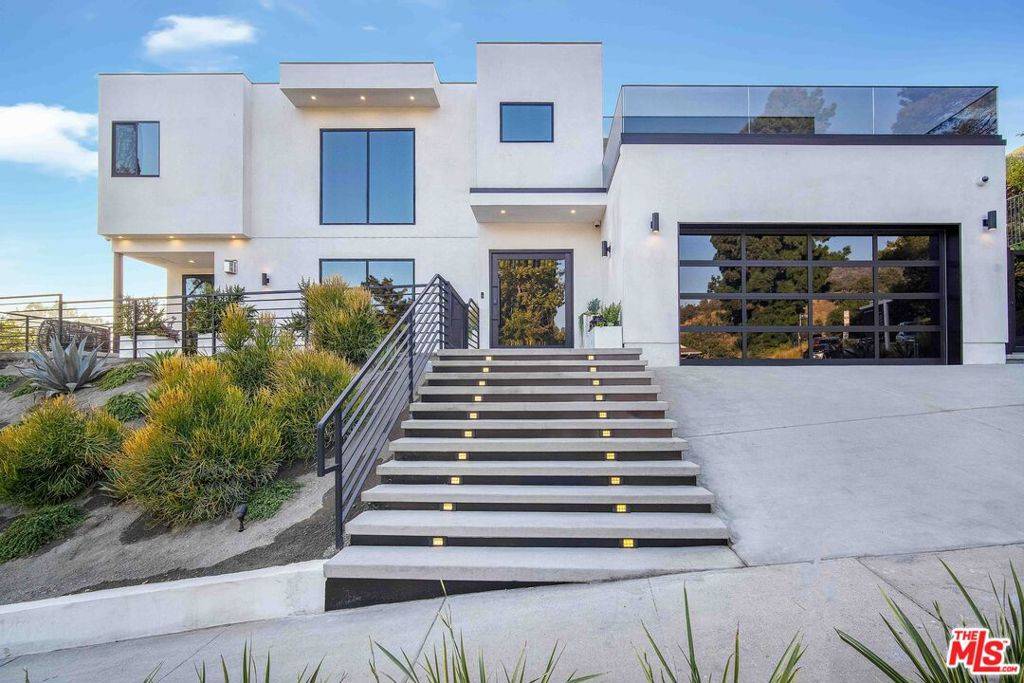 Los Angeles, CA 90068,3255 Canyon Lake DR