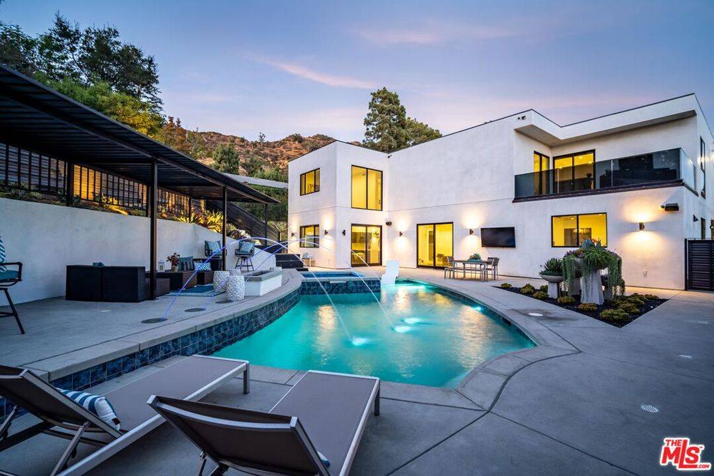 Los Angeles, CA 90068,3255 Canyon Lake DR