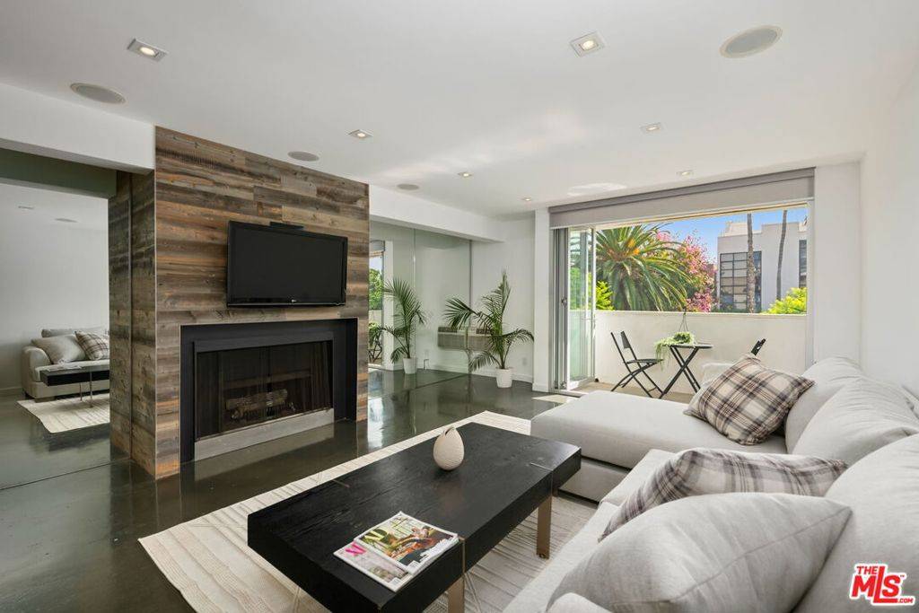 Los Angeles, CA 90049,11645 Montana AVE #103