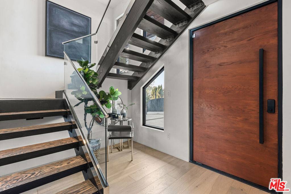 Los Angeles, CA 90068,3716 Multiview DR
