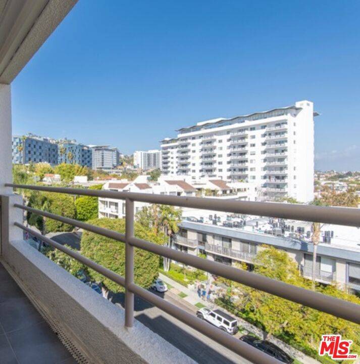West Hollywood, CA 90069,1131 ALTA LOMA RD #402