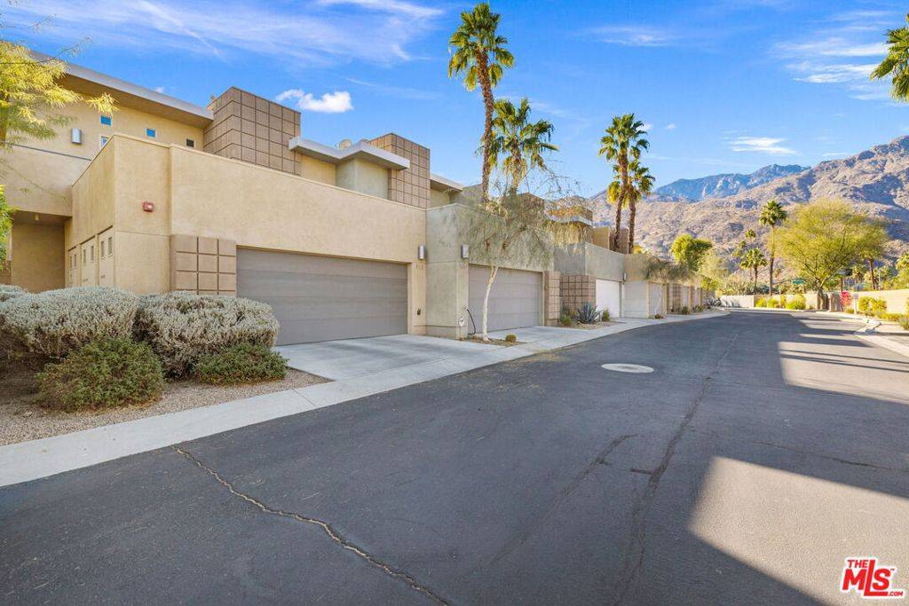 Palm Springs, CA 92264,913 Oceo CIR