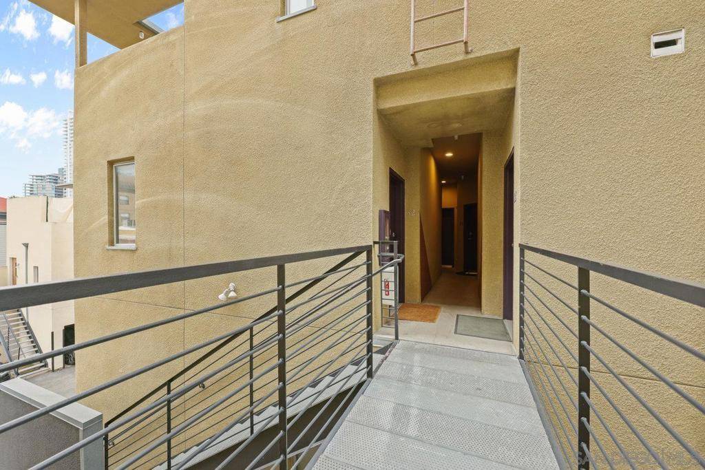 San Diego, CA 92101,988 G Street #33