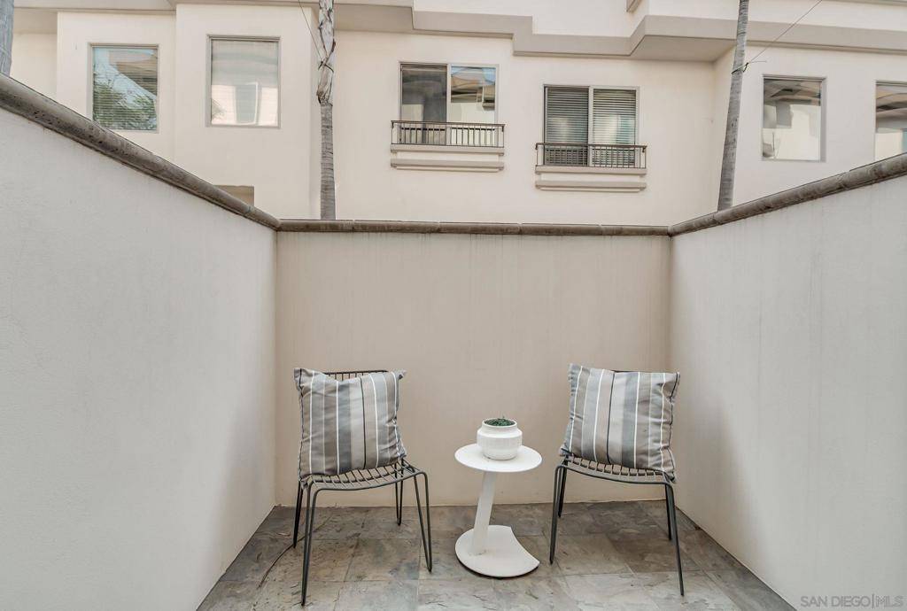La Jolla, CA 92037,7530 Draper Ave #2