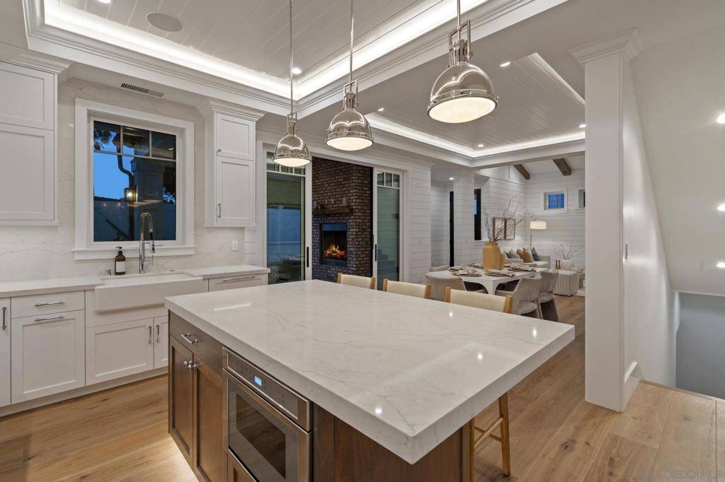 La Jolla, CA 92037,462 Westbourne Street
